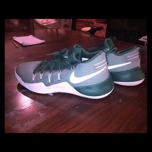 Men’s Nike hyperlink basketball shoes!